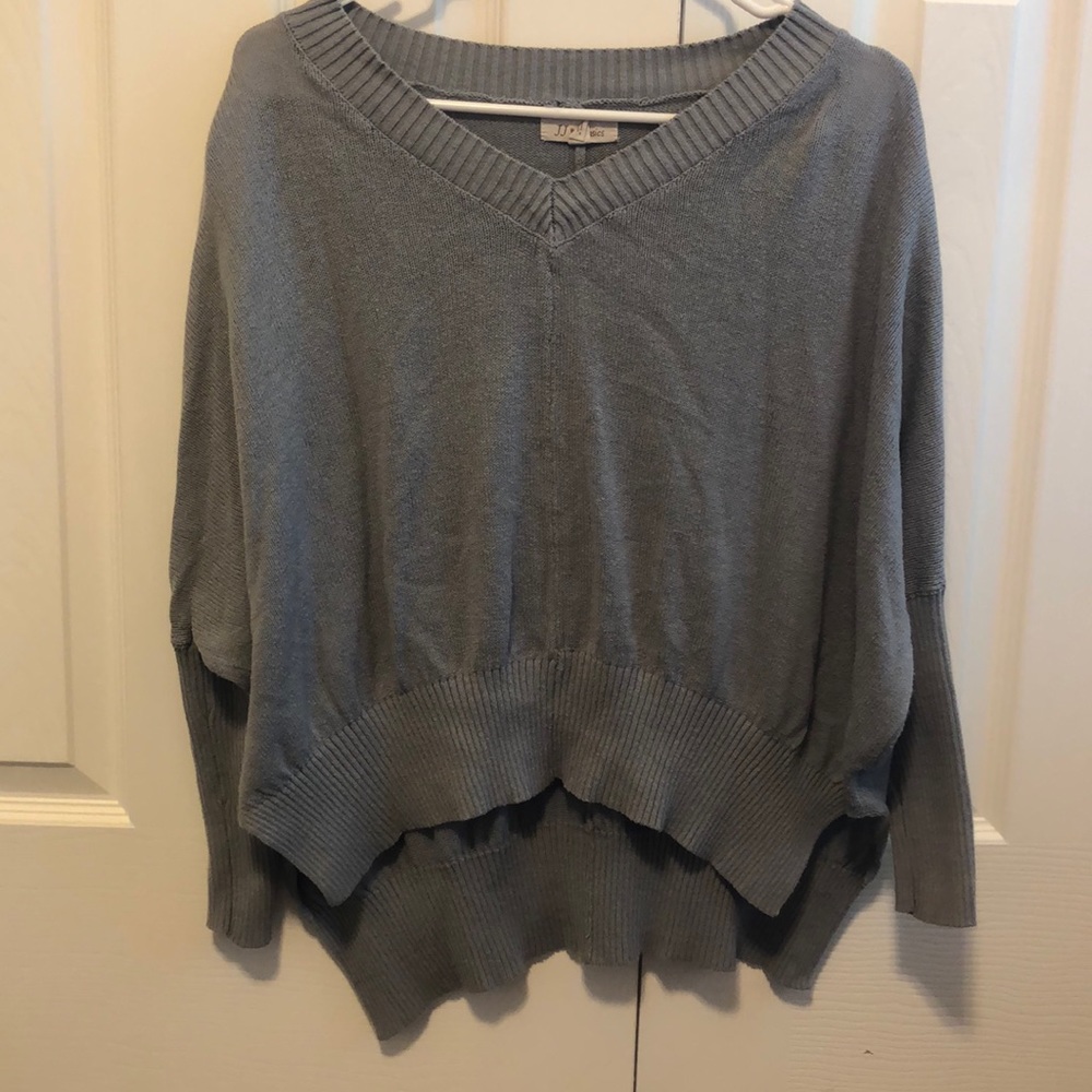 Grey quarter sleeve sweater